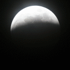 Crveni mesec tokom pomračenja